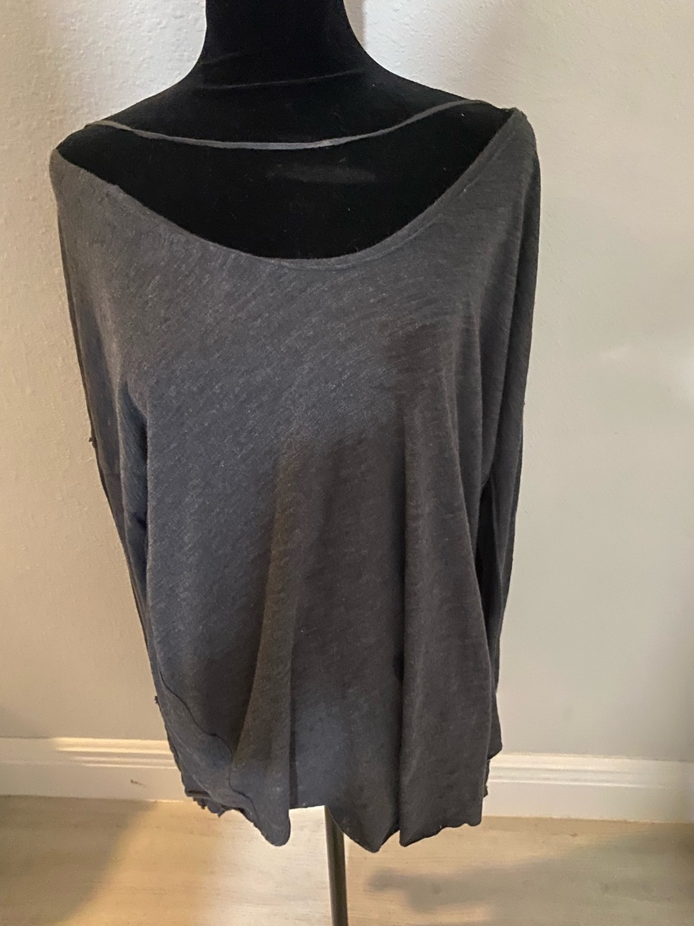 Free People new wot Women's Off-Shoulder Lightwght Gray Top.buttons detail